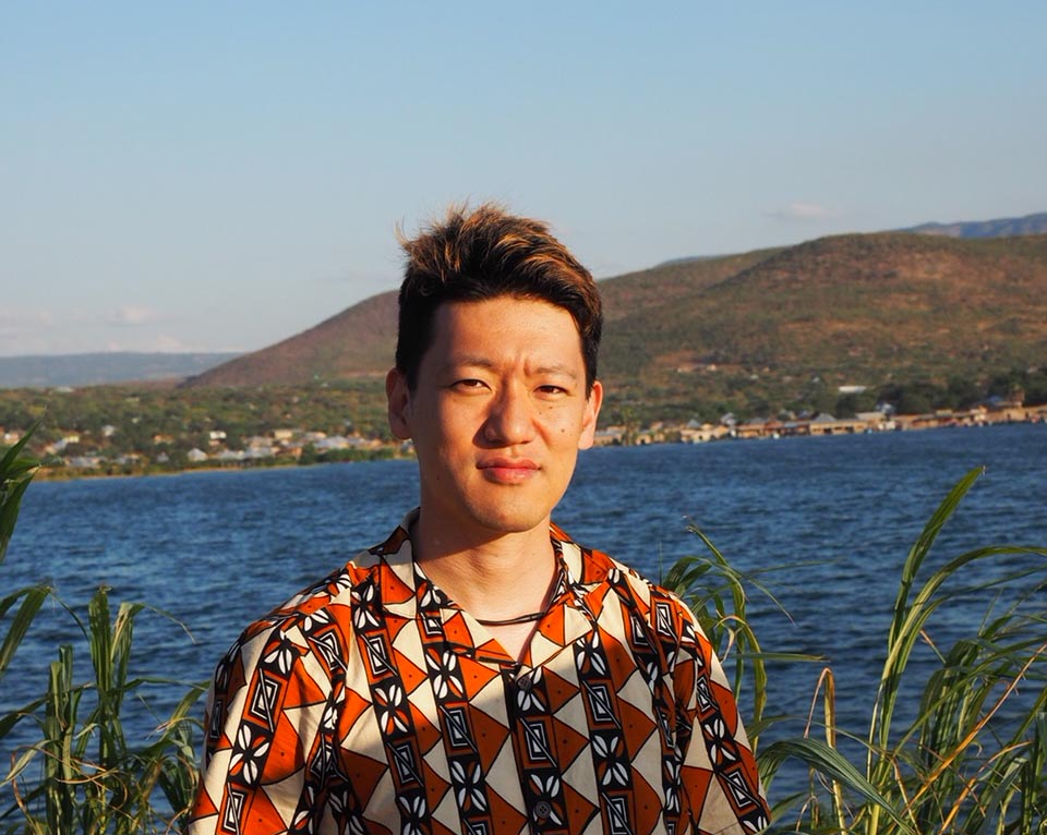 佐藤氏タンガニイカ湖畔の写真